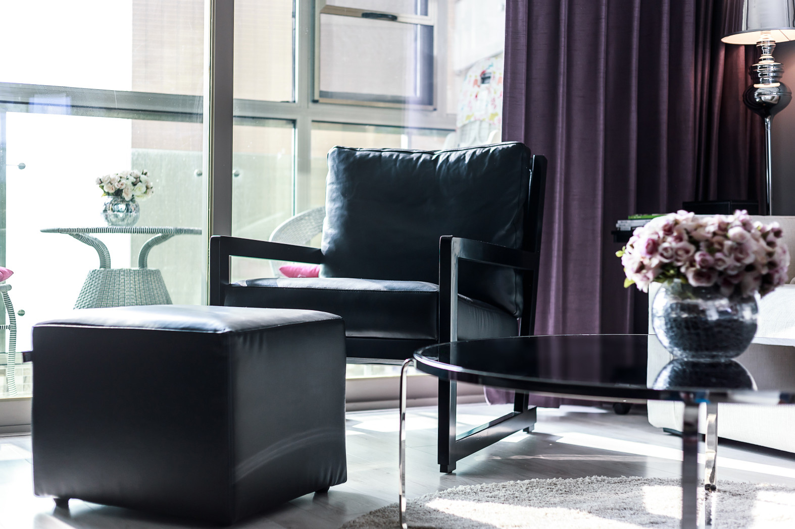 三居室现代简约风格装修黑色沙发椅设计图