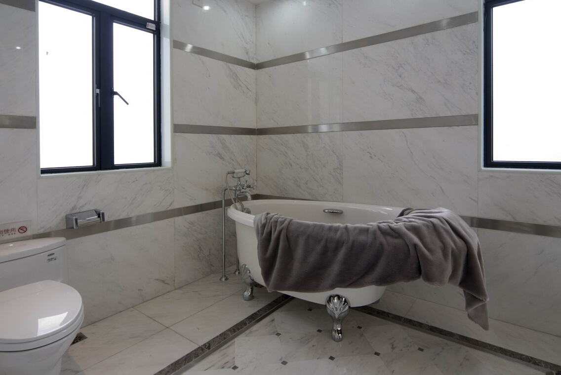 简欧风格,四房装修,140平米以上装修,20万以上装修,白色,浴缸