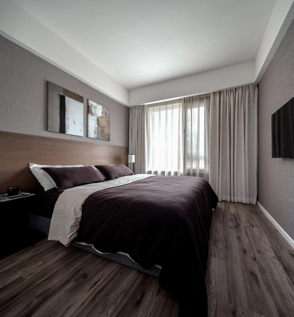 140平米现代三居卧室装修效果图
