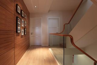 现代简约风别墅楼梯过道装修效果图
