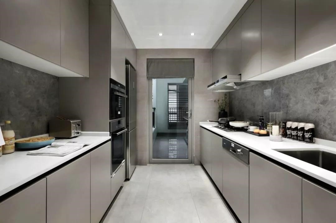 厨房全部用浅灰色的墙砖地砖,两边都做了吊柜和地柜空间足够使用