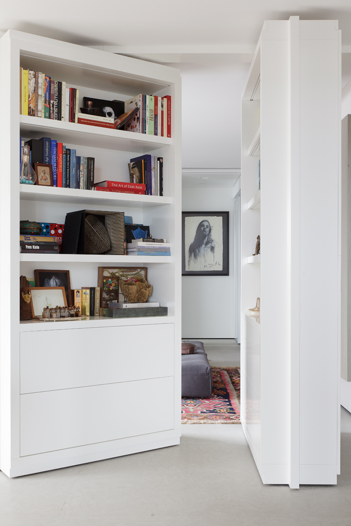 大户型现代公寓装修旋转书柜设计