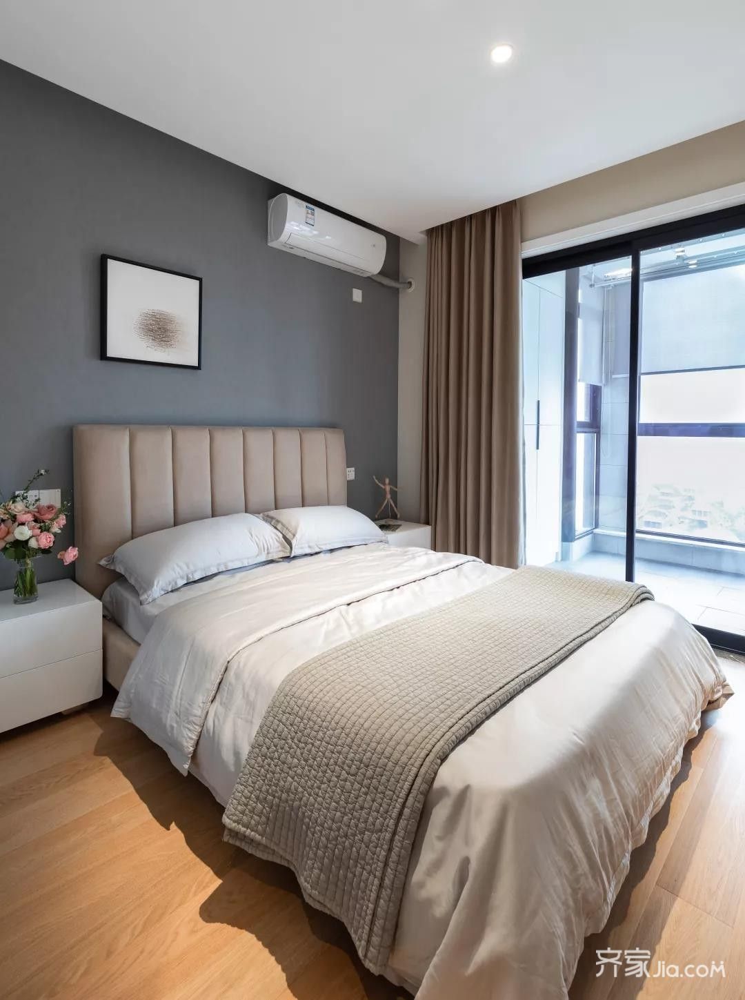 卧室墙面刷上浪漫柔美的香芋色,窗帘也选择了贴合卧室色调的拼色风格