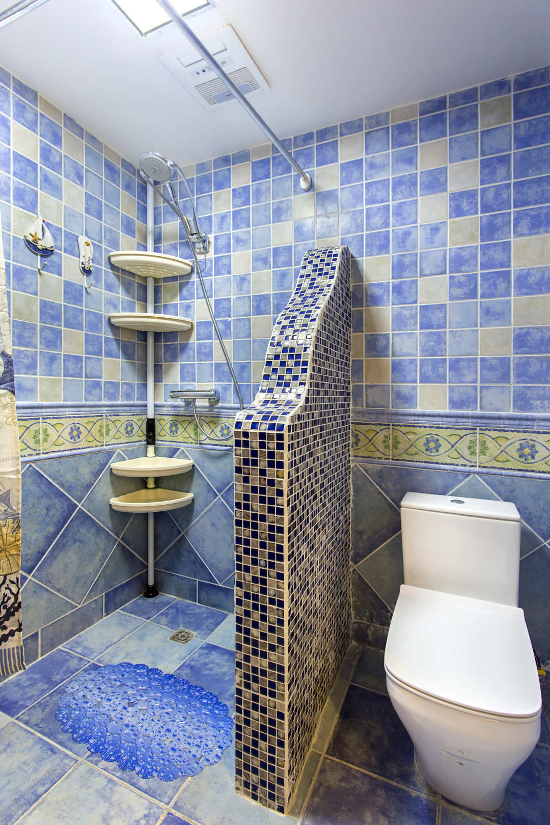 地中海风格三室一厅创意主卫生间洗手盆镜子仿古地砖装修图片 – 设计本装修效果图