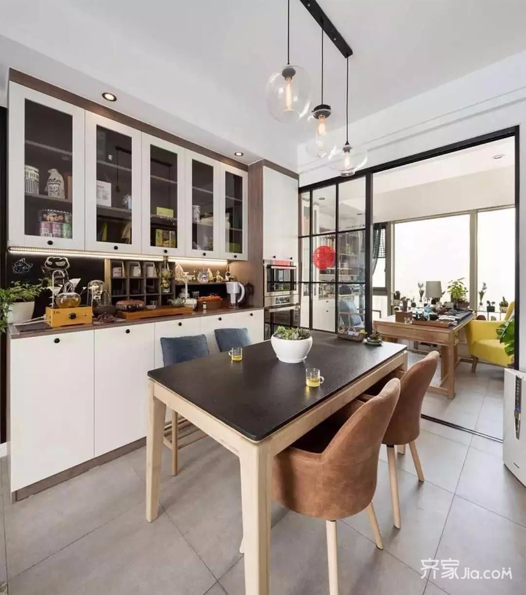 餐边柜采用上下柜的形式,收纳量极大,上柜贴心的设