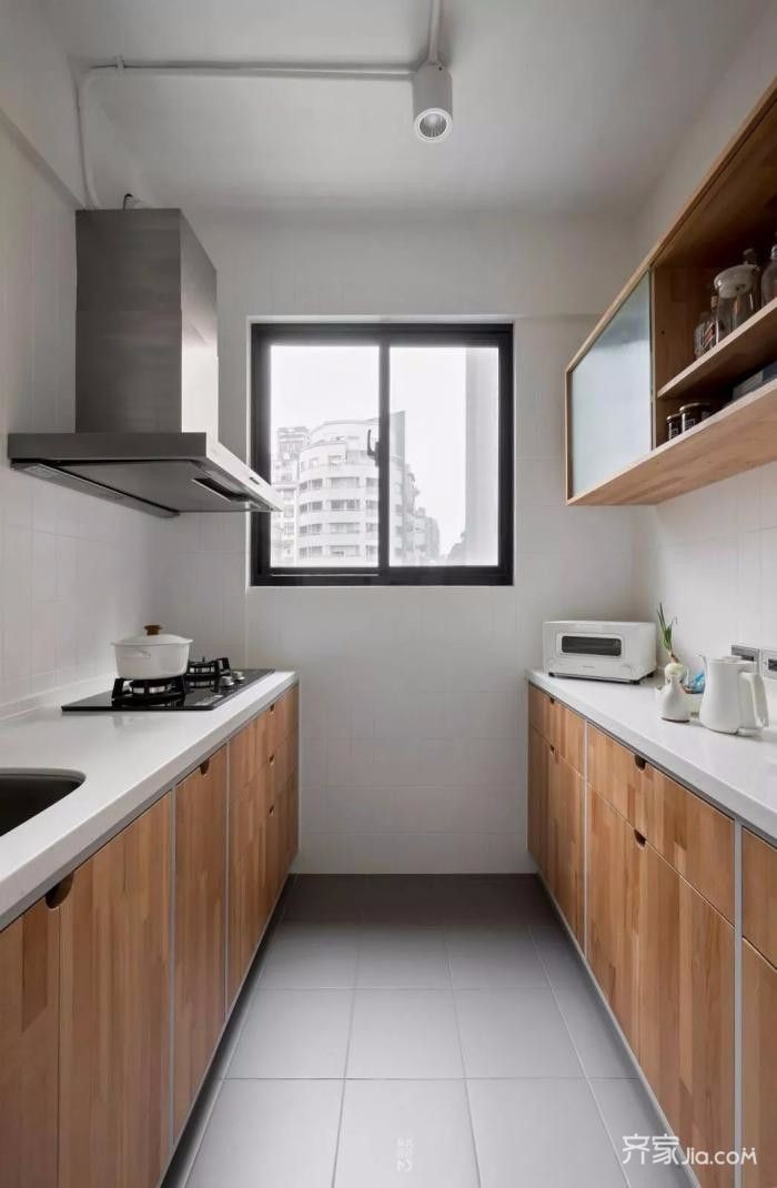 在灰色地面 白色墙面砖的结合下,装上木色门的橱柜,小厨房也显得轻松