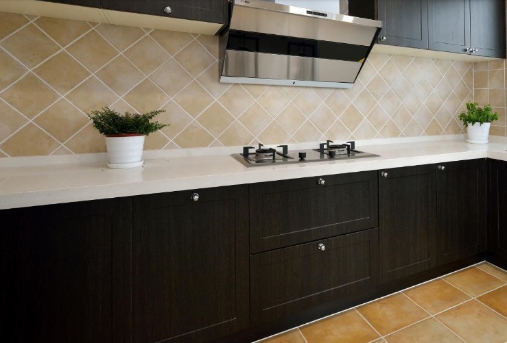 厨房仿古砖搭配深色橱柜整体效果更加突出
