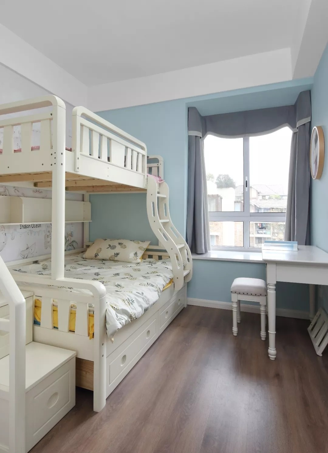 儿童房采用高低床，供两位小朋友居住，天蓝色是小男孩的最爱，仿佛伟大_装修美图-新浪家居
