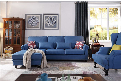 可以简约的方式来搭配,比方说紫色的墙搭蓝色沙发,可以呈现出一种典雅
