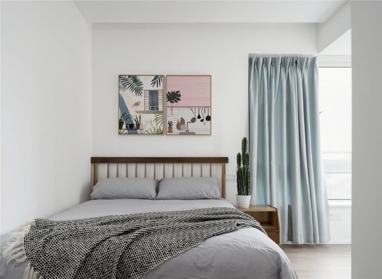 面积小的卧室,床靠墙布置,实用宽敞舒适!