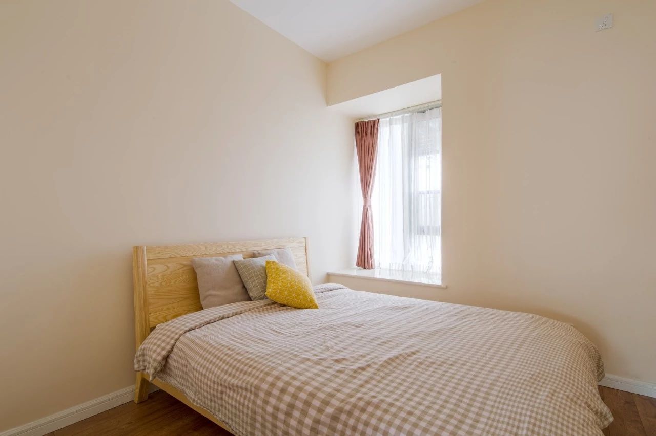 面积小的卧室,床靠墙布置,实用宽敞舒适!