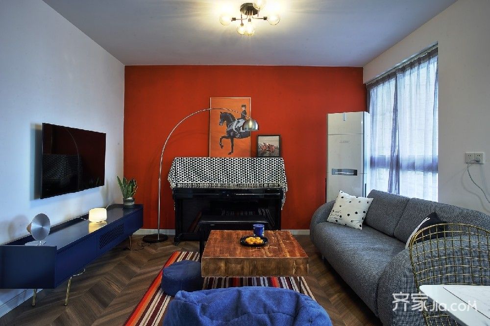 客厅的一墙面大胆采用亮红色,搭配条纹地毯及复古的地板,将家里的钢琴