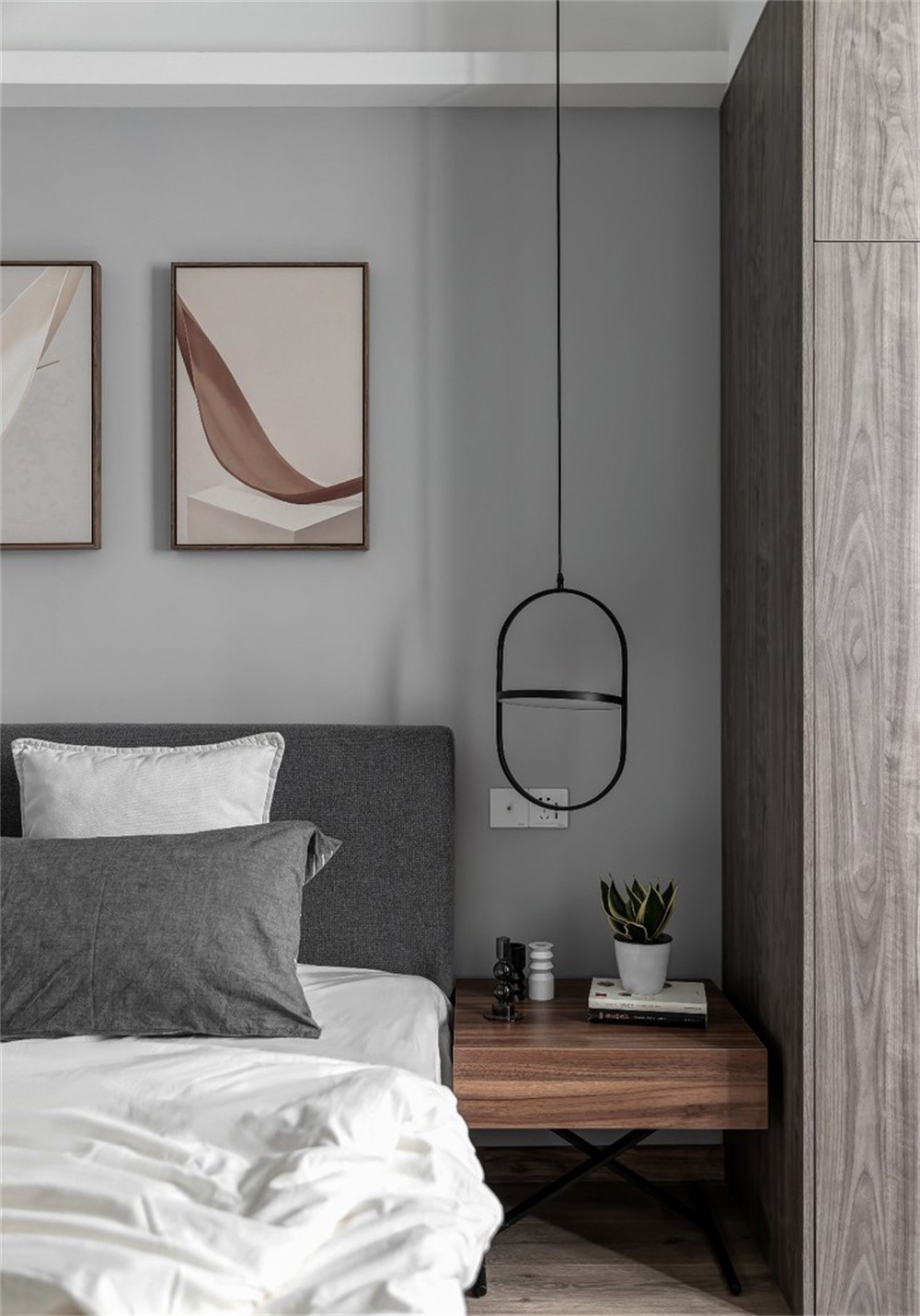 胡桃木的柜体,深灰色的床体和浅灰色的背景搭配白色的墙面