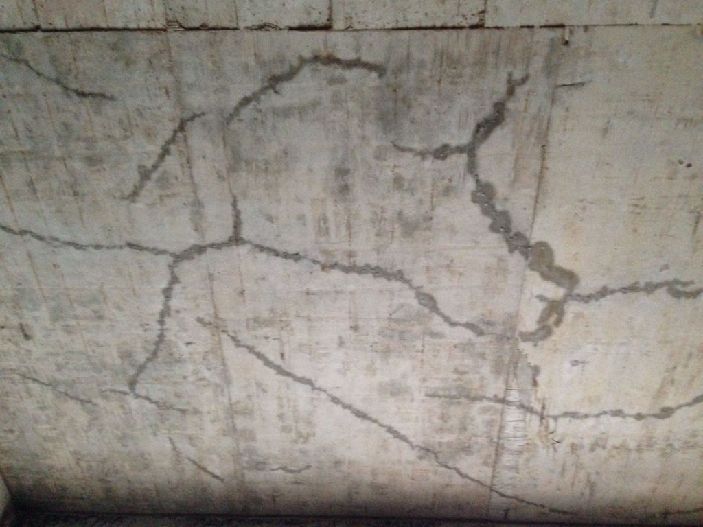 三,混凝土楼板开裂有危险吗这要看楼板开裂的情况,如果说开裂的裂缝