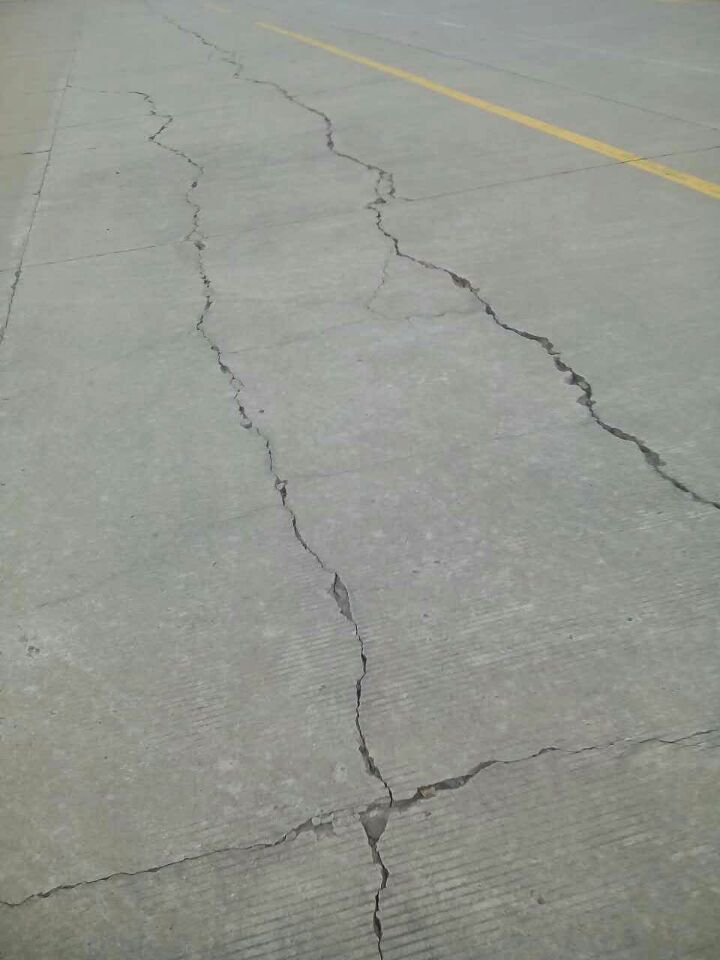 水泥混凝土路面胀缝图片