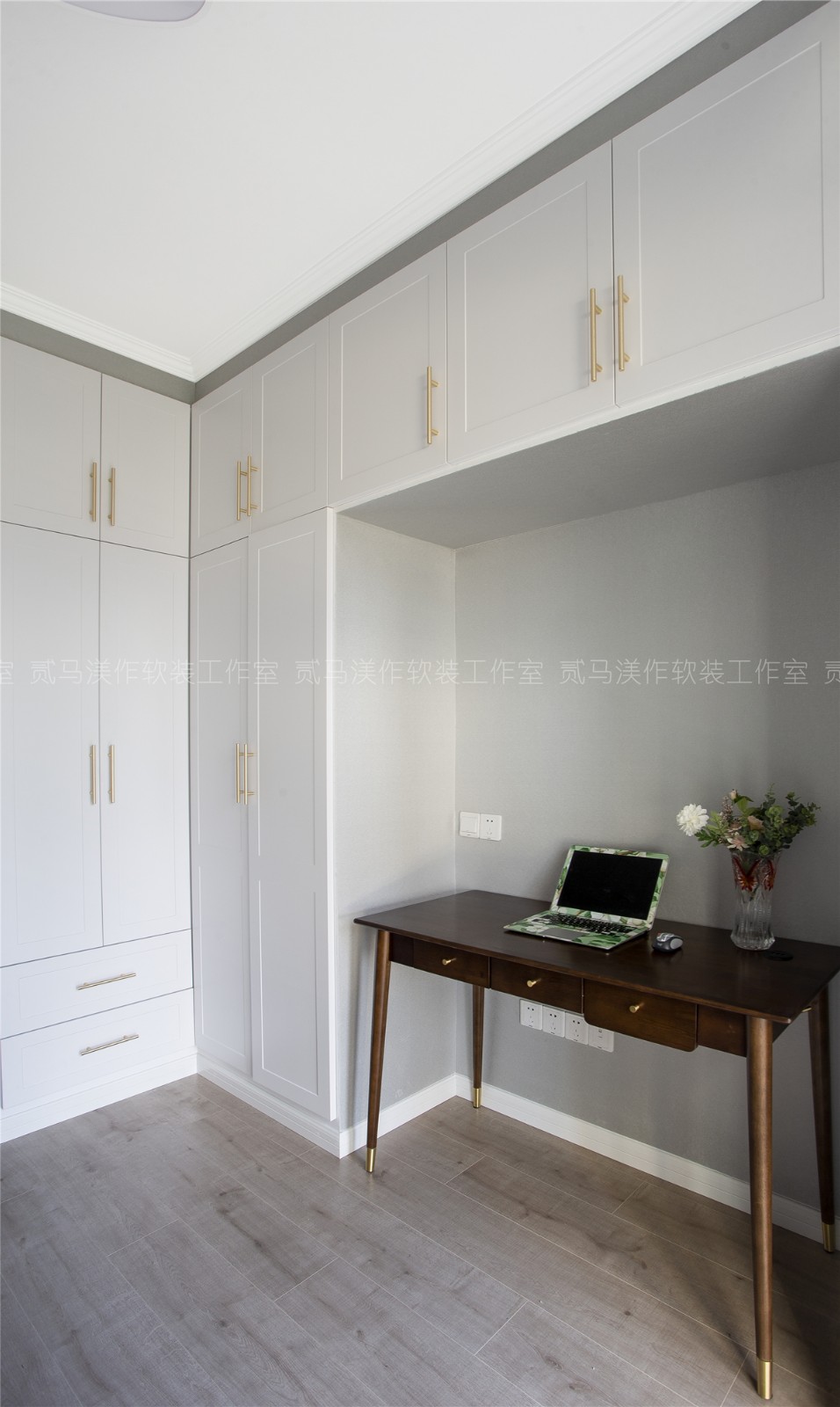 拆除了主卧和餐厅之间的隔墙,设计背靠背的衣柜.