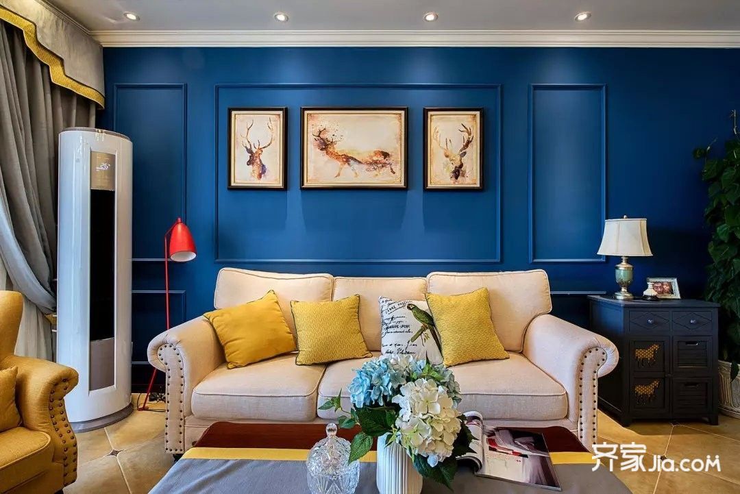 纯净的蓝色墙面与奶咖色布艺沙发相配,表现出明朗,清爽与洁净