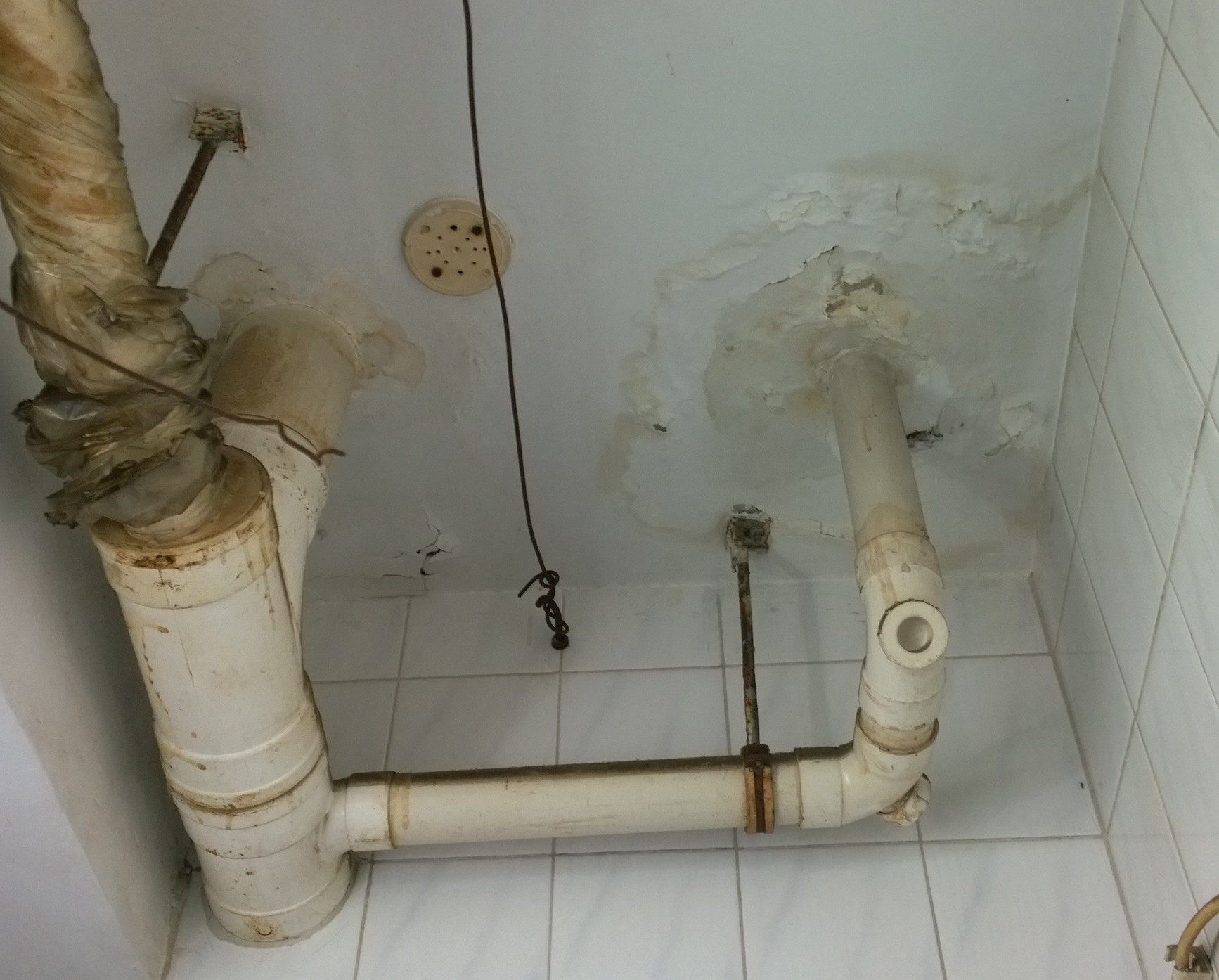 卫生间水管漏水照片图片
