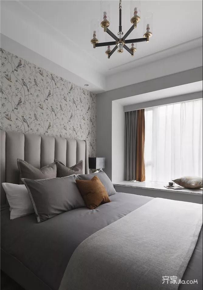床头背景延续客厅沙发背景墙的风格,深灰色墙壁搭配金色线条,精致高级