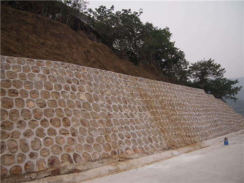 浆砌石重力式挡土墙图片