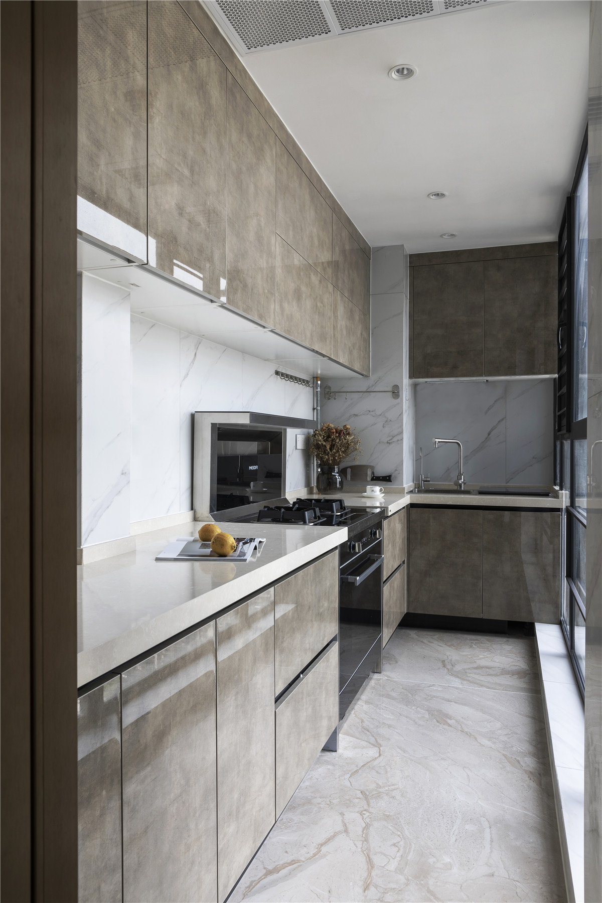 现代风格三居室厨房装修效果图