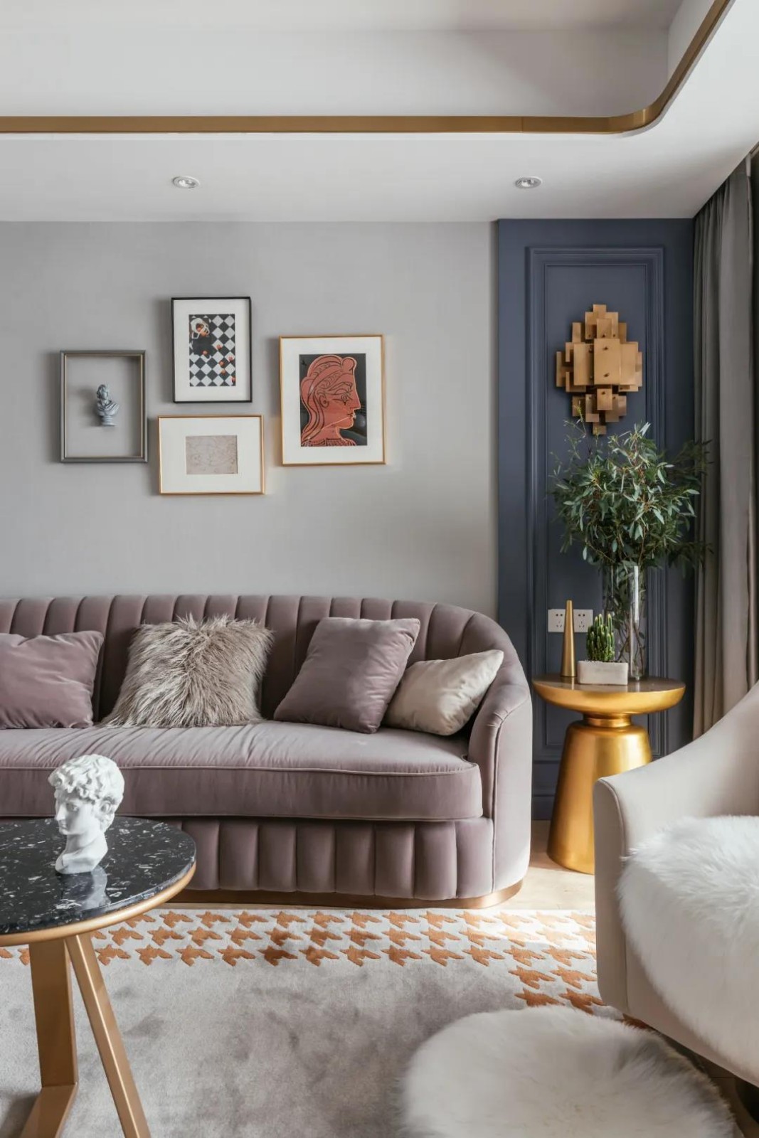 灰褐色丝绒沙发搭配大理石圆形茶几,让客厅舒适而精致