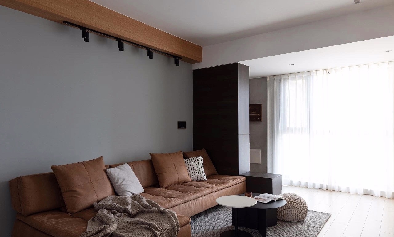 客厅无主灯设计,使用筒灯及射灯作为光源,可更好的营造空间氛围,而且