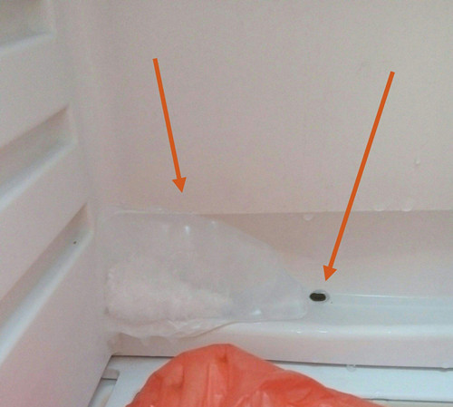 首先将冰箱电源断开,冰箱排水口一般在冷藏室的后壁,只要把冷藏室的