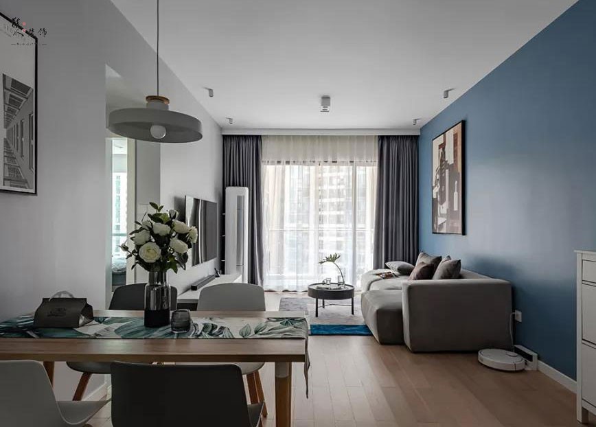 客厅在灰色电视墙 蓝色沙发墙,搭配木质地板,整体简约自然的家具布置