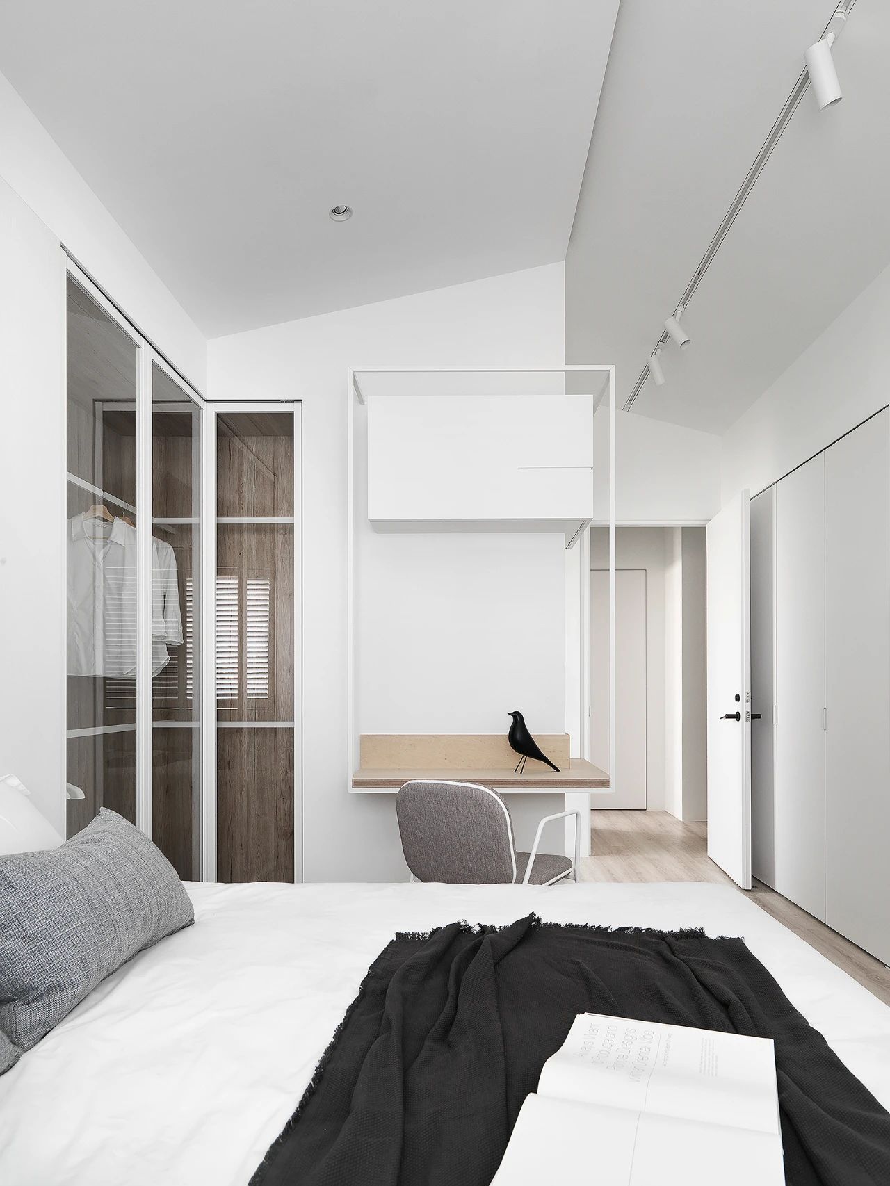 18个放松舒适的浅白色卧室设计 - 设计之家