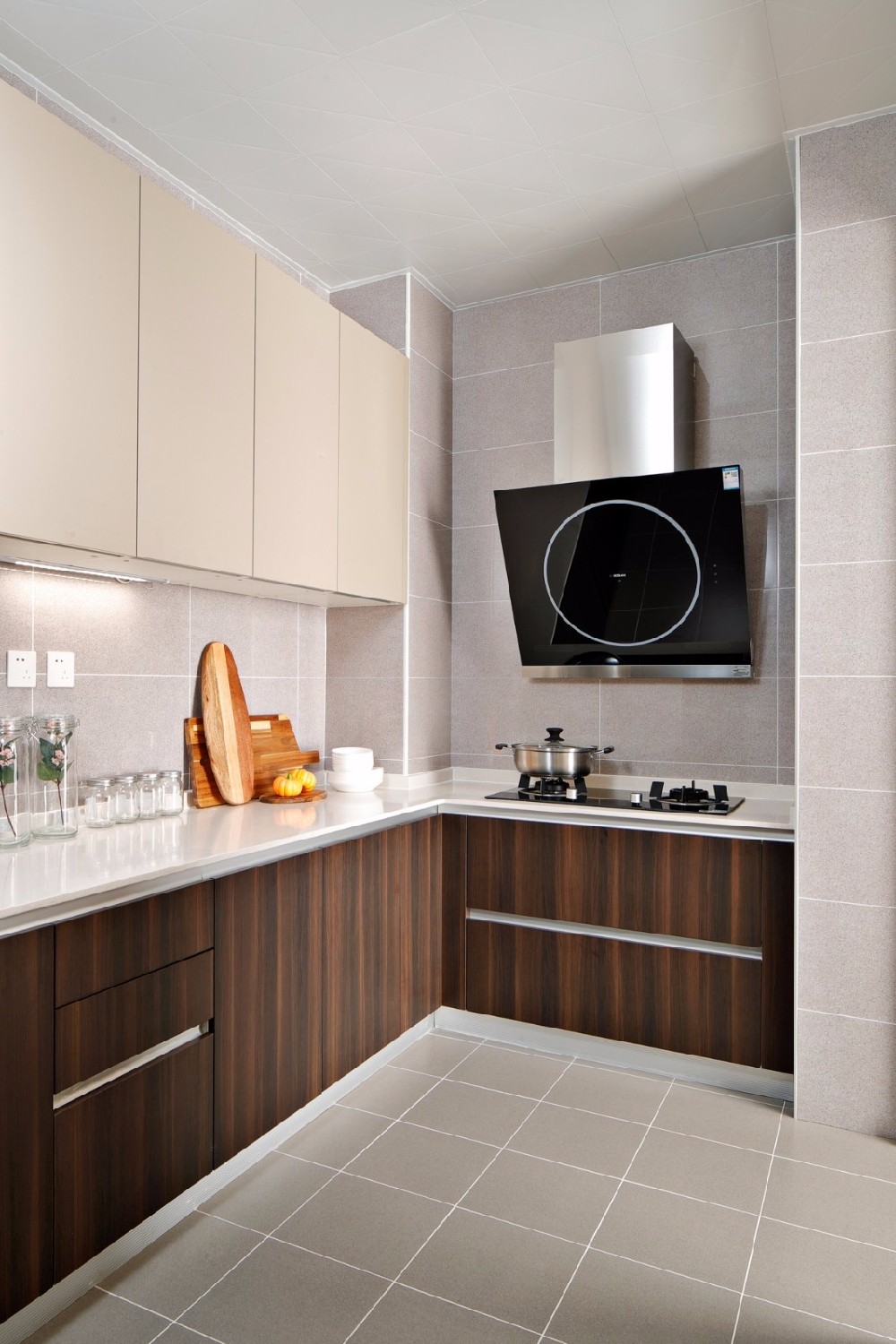 l型厨房动线设计很重要,单独的灶台空间,和其他区域的合理划分,更加