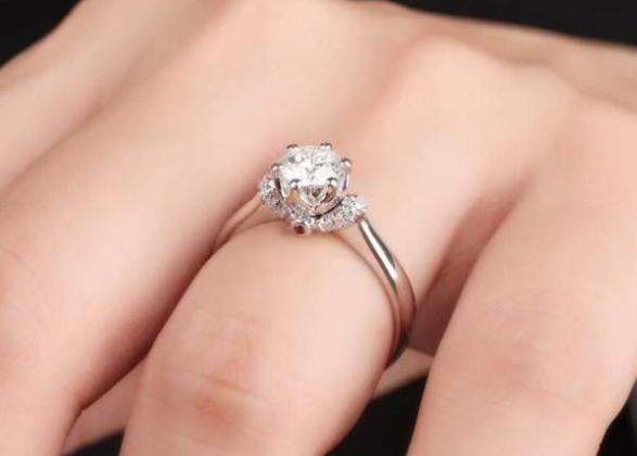 订婚戒指女方带哪个手其他手指戴戒指的含义是什么