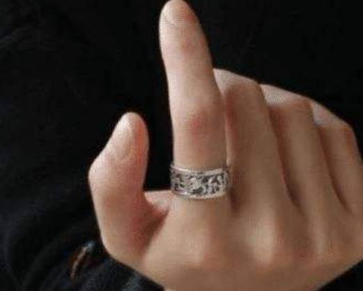 我给女生戴戒指(给女生戴戒指应该戴哪个手指)