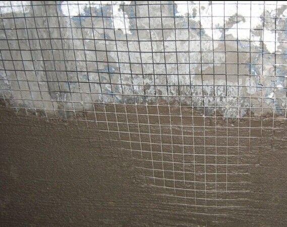 网,再贴瓷砖,这样做主要就是能够防止墙体会吸附到水泥砂浆当中的水分