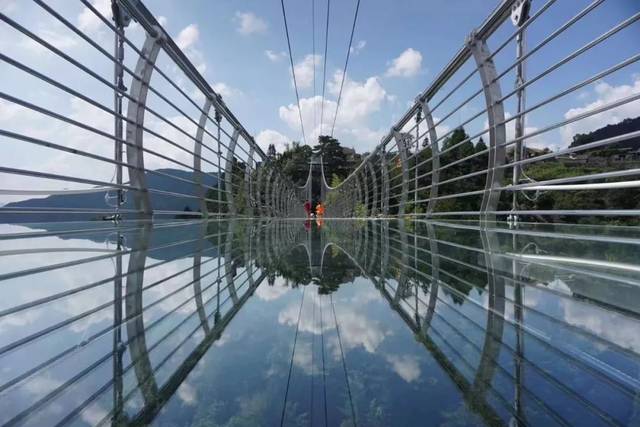 广西金秀巴勒山玻璃桥图片