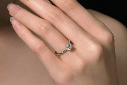 右手无名指戴戒指是什么意思 女人十个手指戴戒指的含义有哪些