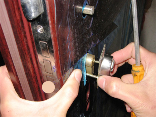 防盗门的锁芯怎么拆下来自己换