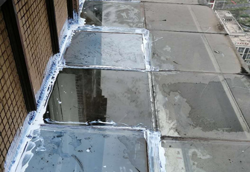 二,阳光房玻璃顶漏水的源头在哪阳光房玻璃顶漏水的源头主要在于缝隙