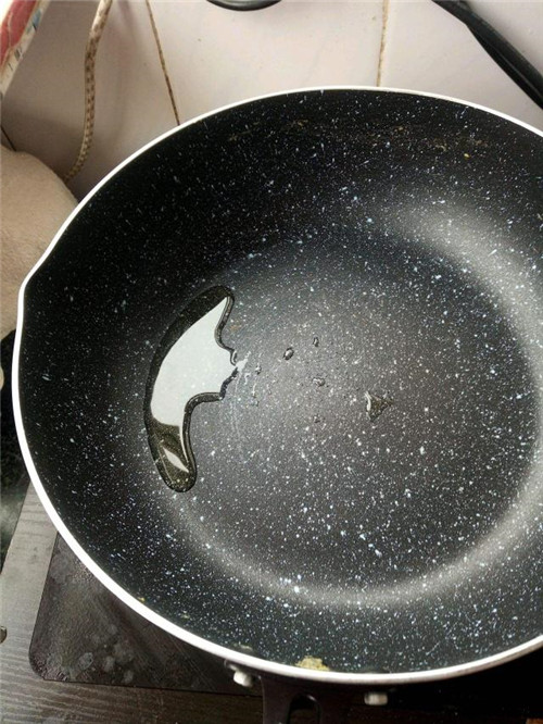 如果不粘锅上的涂层脱落,最好将其送到专门修理锅具和器具的地方修理