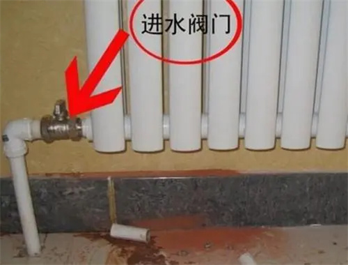 3,若暖气阀门的开关已经打开,而暖气片仍然无法出热气的话,先看看管子