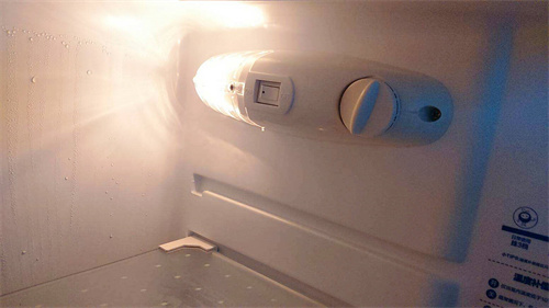 美菱冰箱清洗排水口图片