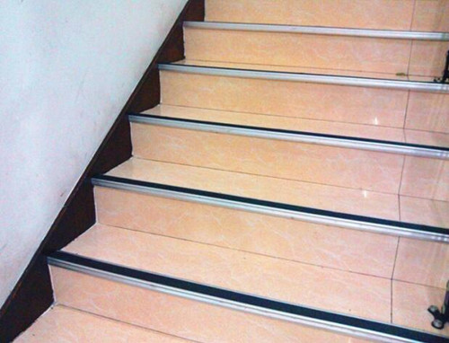 楼梯踏步侧面怎么封边