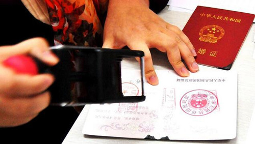 夫妻共同财产房产证只一个人名字怎么处理