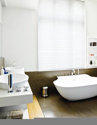 简洁日式卫生间 白色窗帘装饰图