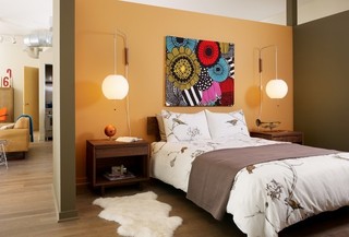 现代混搭卧室 橙色背景墙效果图