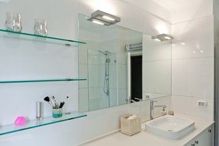 纯净简约卫生间 玻璃置物架设计