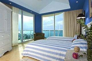 蓝白地中海 海景房卧室落地窗欣赏