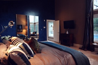低调地中海风情卧室 蓝色背景墙设计