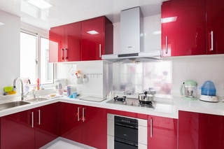 现代简约风厨房 红色整体橱柜效果图