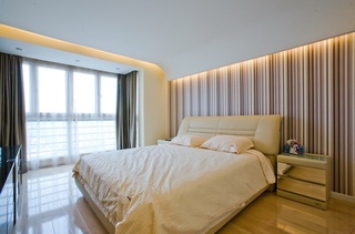 浪漫美式卧室 竖条纹背景墙设计